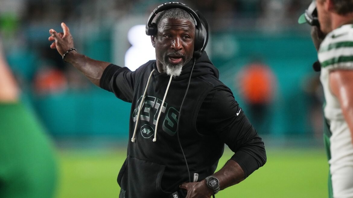 Aaron Glenn Critica Jets por 3 Desvios de Bola, 13 Penalidades na Derrota para os Dolphins, 'Decepcionante'