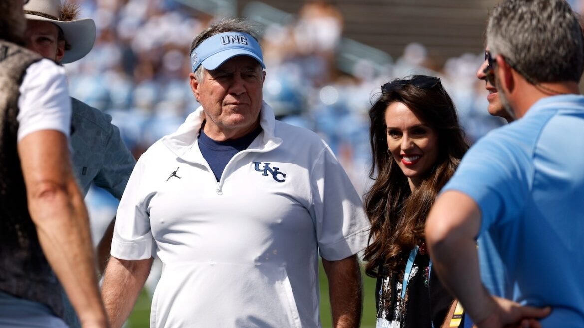 Bill Belichick conquista sua primeira vitória em casa enquanto os UNC Tar Heels vencem Richmond por 41 a 6.