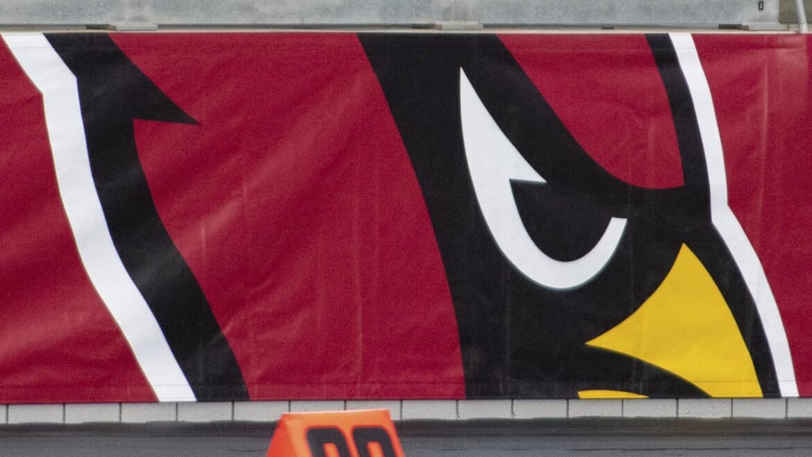 Cardinals Apresentam Jerseys de Rivalidades 'Feitas para Durar' em Fotos para TNF contra os Seahawks