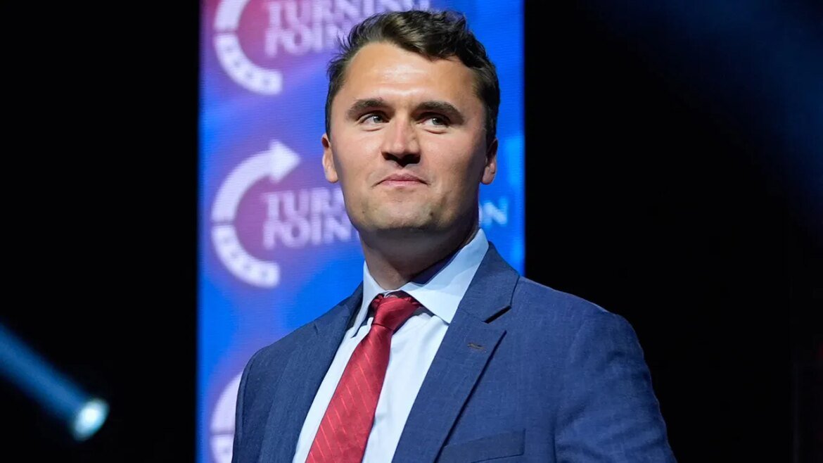 Cidade de grande jogador da NFL não hasteou bandeira por Charlie Kirk, cidades vizinhas se mobilizam.