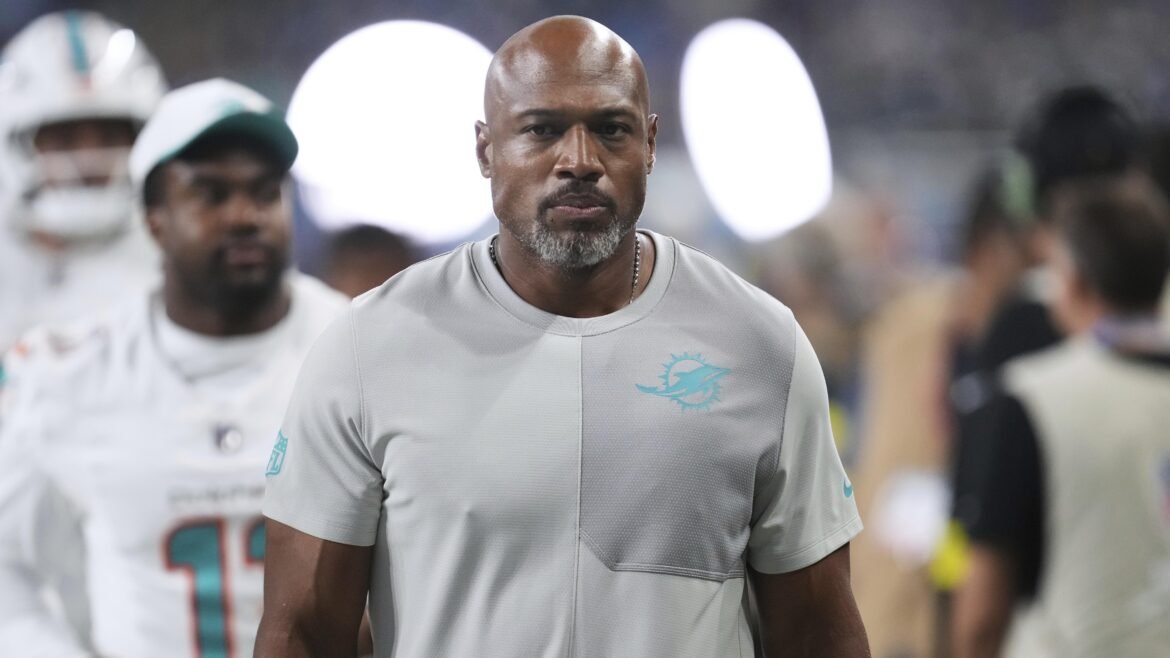 Dolphins DC Anthony Weaver Supostamente Visto como um Futuro Treinador Principal em Meio à Pressão sobre Mike McDaniel