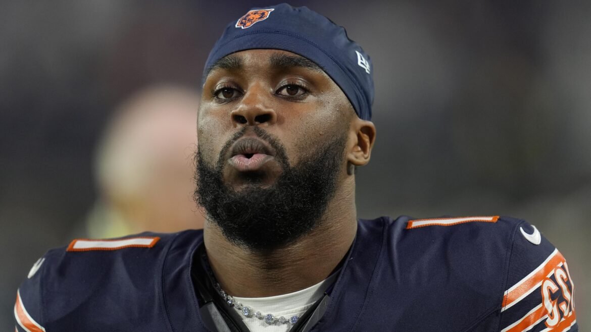 Jaylon Johnson, do Bears, está supostamente fora por tempo indeterminado devido a lesão; cirurgia ainda não está definida.