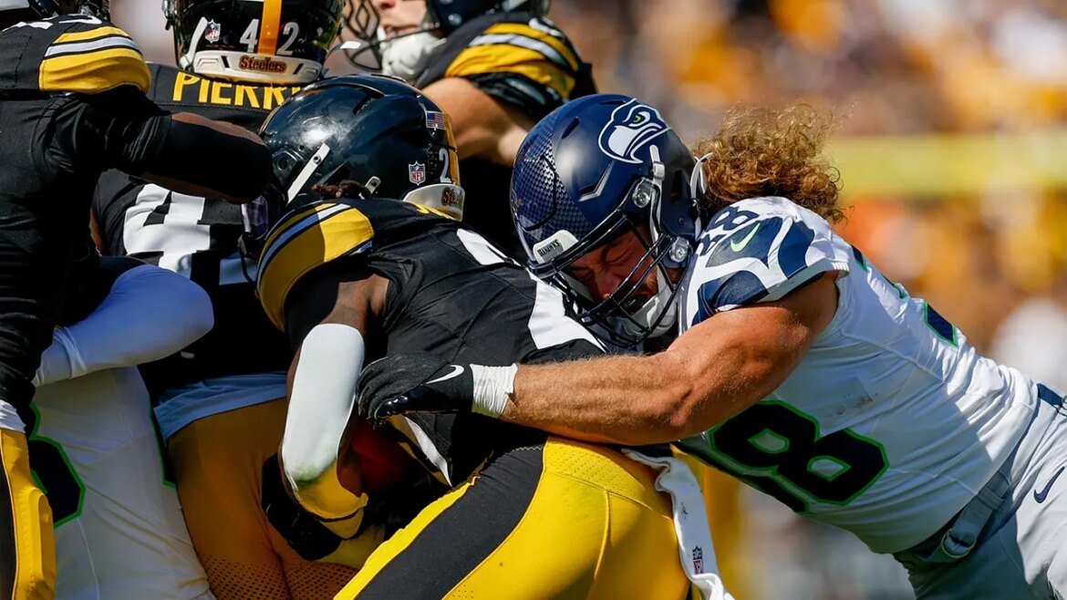 Kaleb Johnson, dos Steelers, deixa a bola quicar na end zone e Seahawks aproveitam