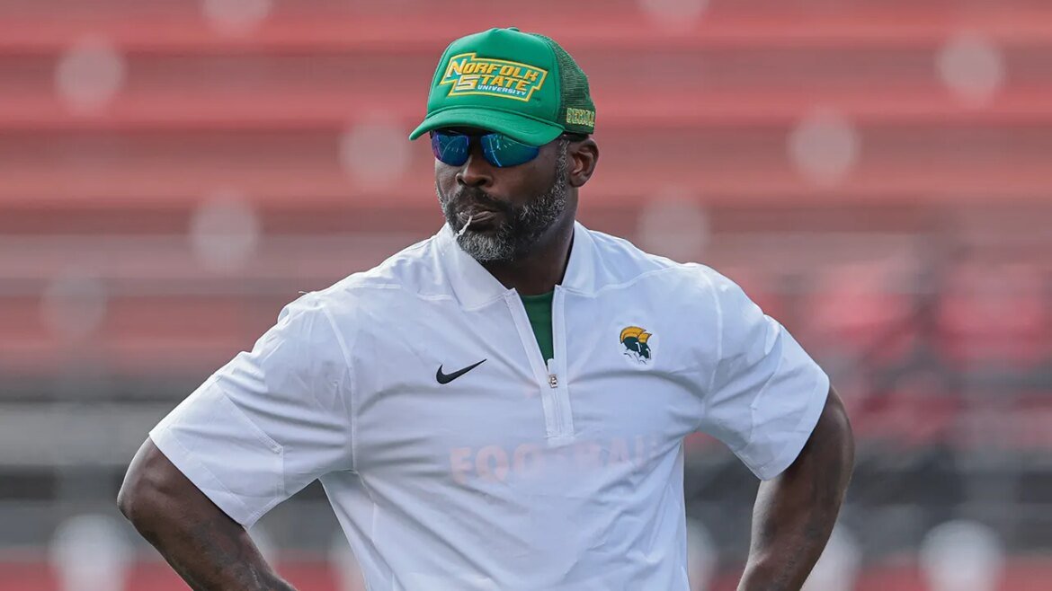 Lenda dos Hokies, Michael Vick comenta sobre rumores de treinador em Virginia Tech.