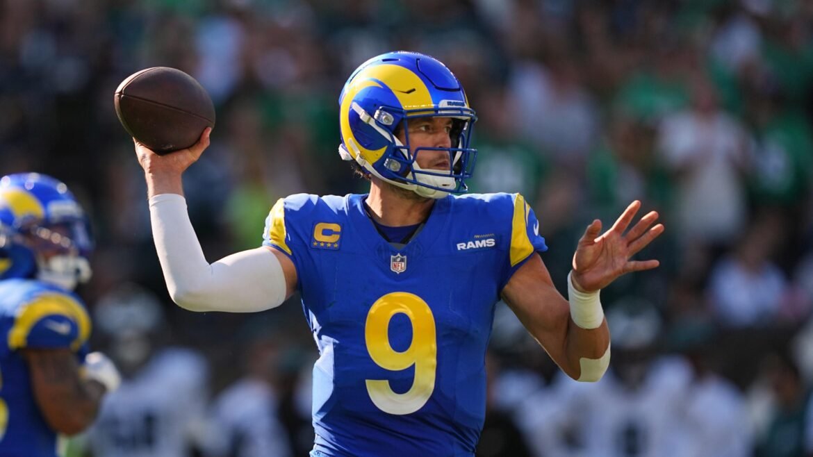 Matthew Stafford faz piada sobre 'clone' jogando pelos Rams após lesão nas costas na pré-temporada