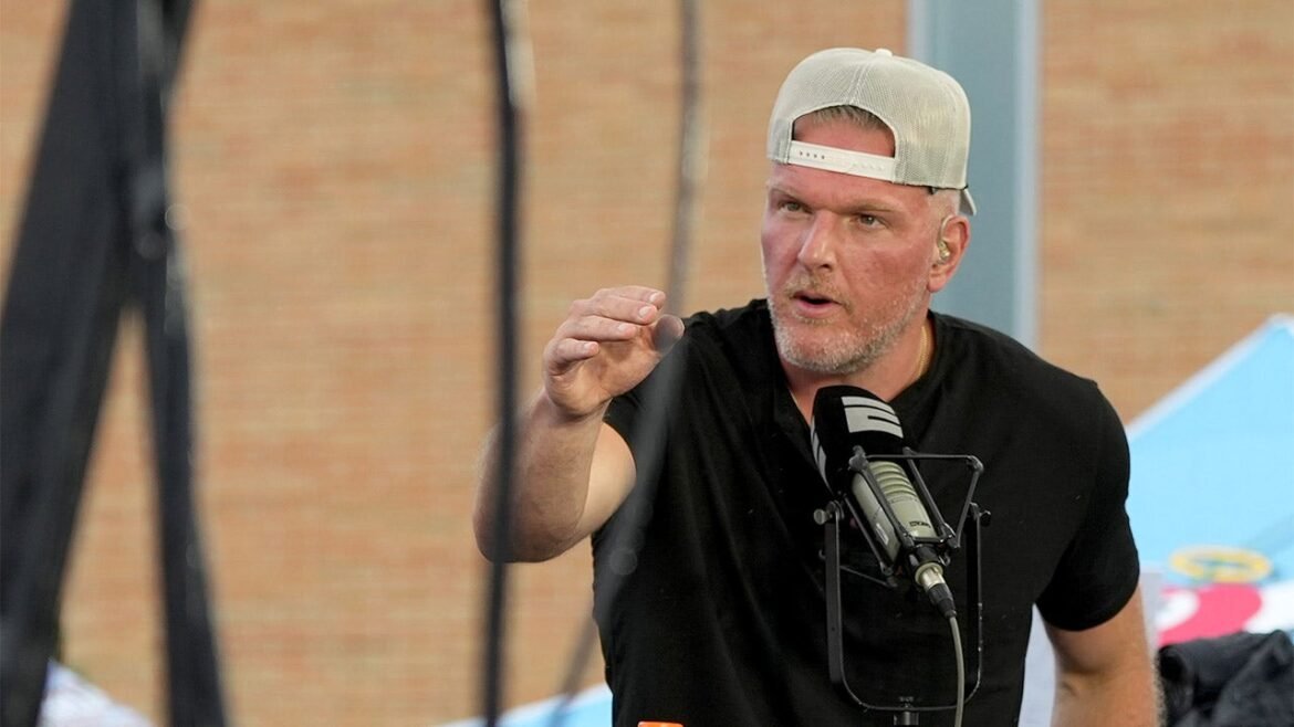 Pat McAfee entrega mensagem patriótica após assassinato de Charlie Kirk