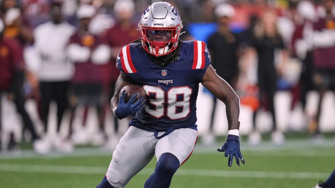 Rhamondre Stevenson Não Será Poupado Apesar de Problemas com Fumbles, Diz Mike Vrabel dos Patriots