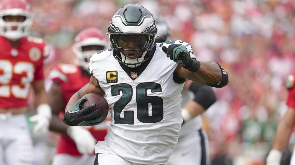 Saquon Barkley dos Eagles Recebe Multa Mais Alta da Semana 2 da NFL por Baixar o Capacete contra os Chiefs