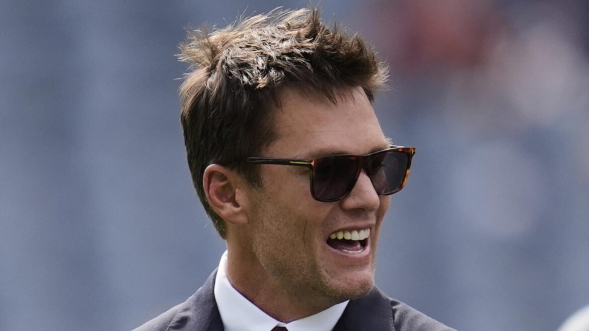 Tom Brady nega que recebeu contrato de $75 milhões para jogo de flag football da Fanatics na Arábia Saudita.