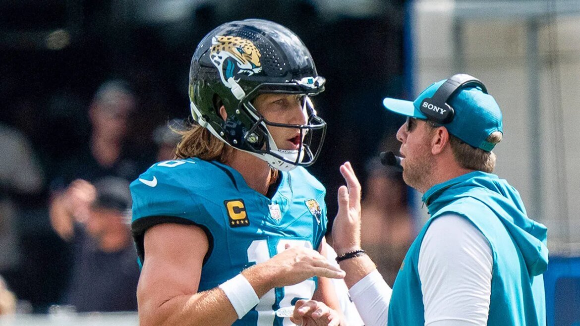 Trevor Lawrence ignora o treinador Liam Coen durante a derrota dos Jaguars para os Bengals