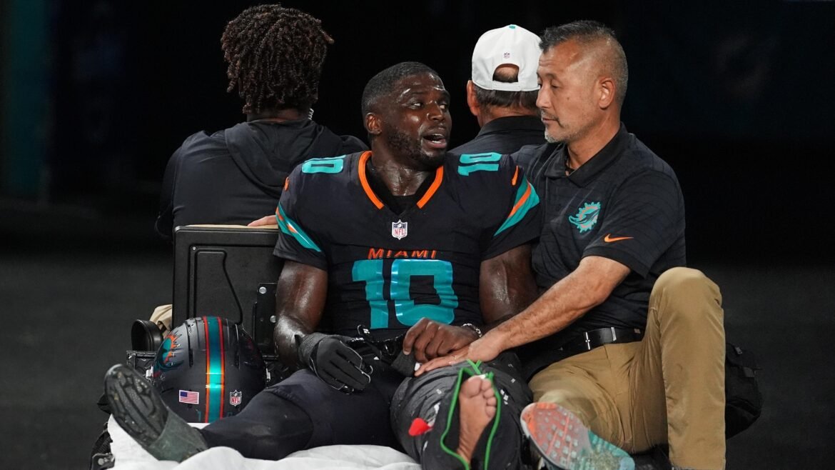 Tyreek Hill Teria Rasgado o ACL, Mais Ligamentos e Deslocado o Joelho Após Lesão Contra os Jets