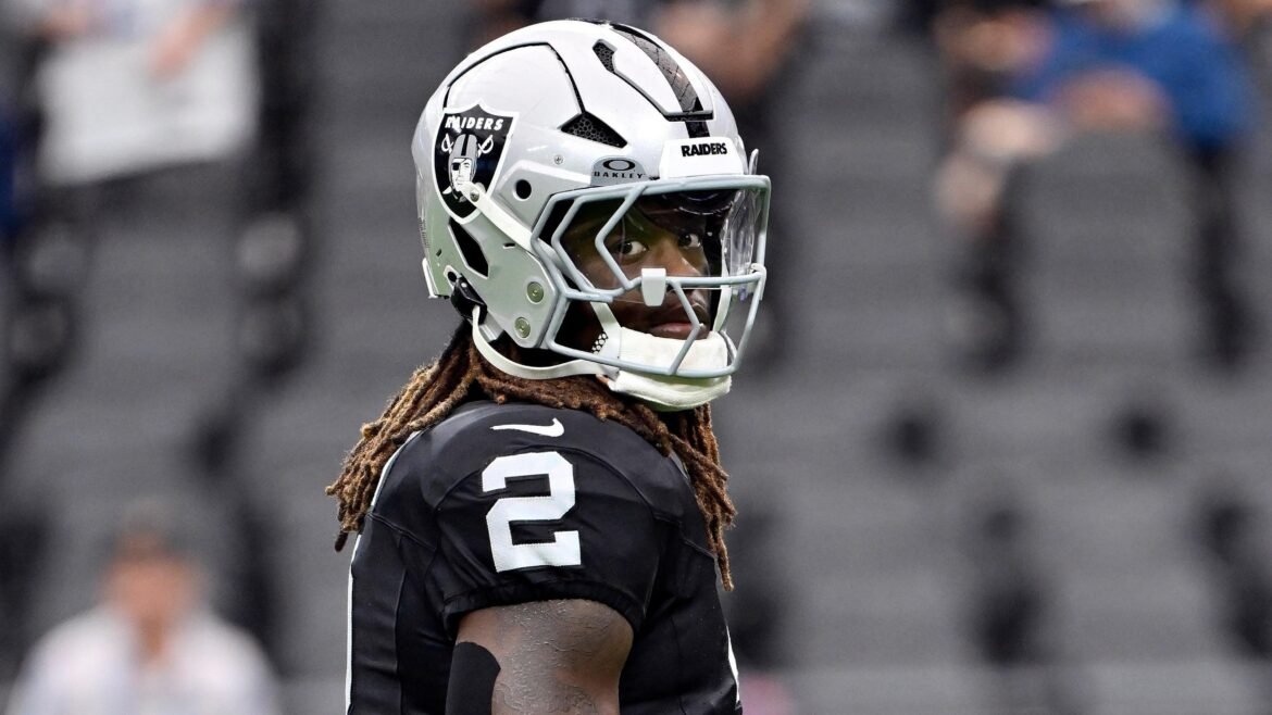 Ashton Jeanty, do Raiders, assina com a Klutch Sports durante a temporada de novato na NFL.