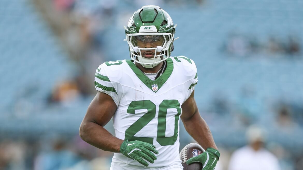 Breece Hall fala sobre rumores de trocas na NFL e diz que quer ficar com os Jets até o prazo final.