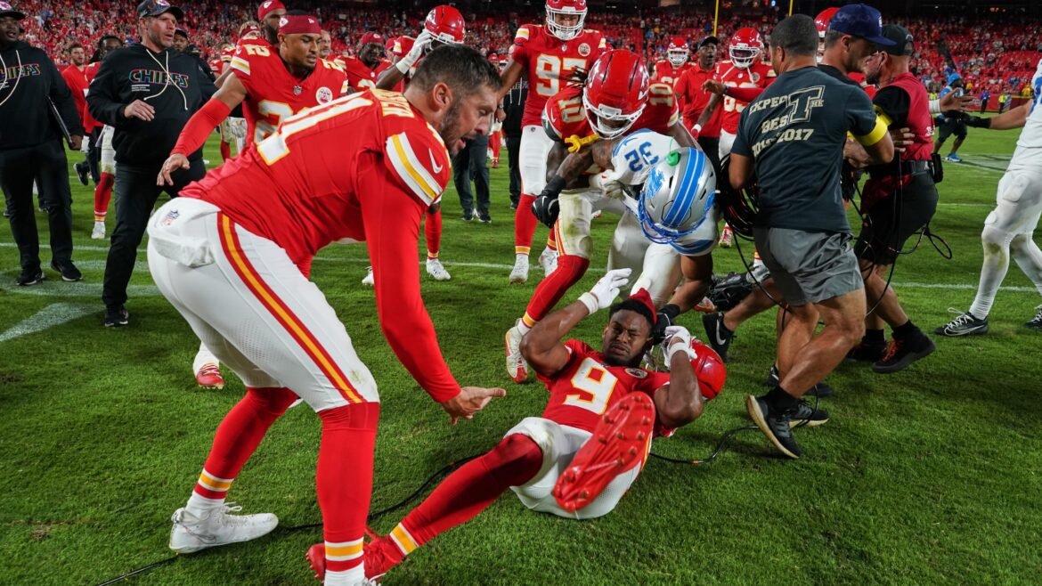 Brian Branch, do Lions, suspenso pela NFL por agredir JuJu Smith-Schuster, do Chiefs, em vídeo.
