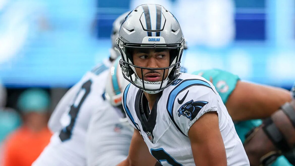 Bryce Young dos Panthers sofre uma fumble bizarra contra os Dolphins
