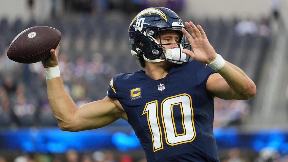 Chargers Apresentam Uniformes Retro da Marinha em Fotos e Vídeos para TNF contra os Vikings