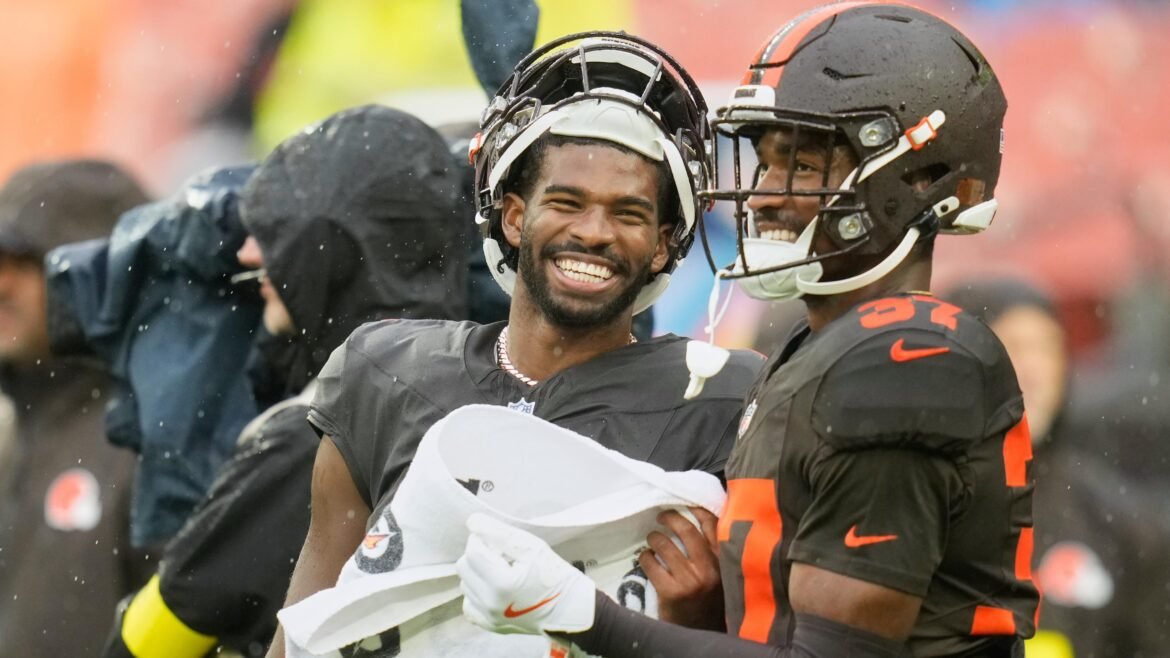Fãs da NFL Observam Demissão de McDaniel, Troca de Shedeur Sanders e Derrota dos Dolphins para os Browns
