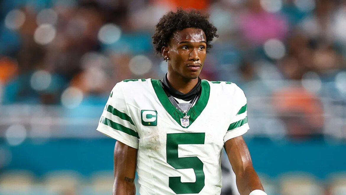 Garrett Wilson, do Jets, frustrado com as chamadas de jogadas na derrota para os Broncos.