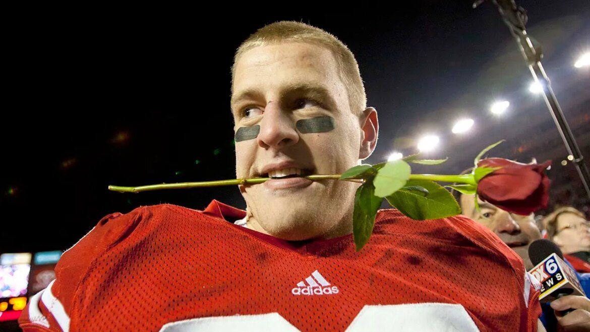 JJ Watt queimou hilariante sua aparência durante o dia da mídia de Wisconsin em 2008.