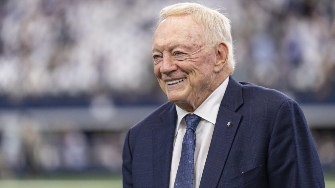 Jerry Jones Destaca a Profundidade do Pass Rush dos Cowboys, 'Os Melhores Números que Já Tivemos'