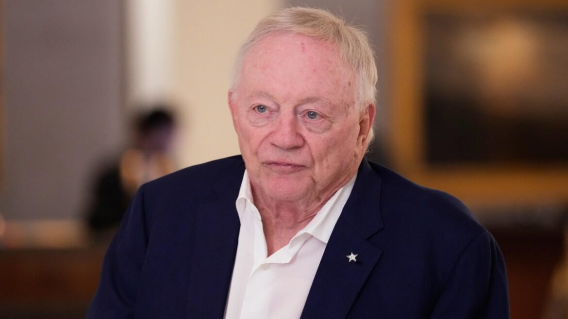 Jerry Jones nega que os Cowboys estiveram 'perto' de trocar por Crosby e Hendrickson, fala sobre o prazo final.