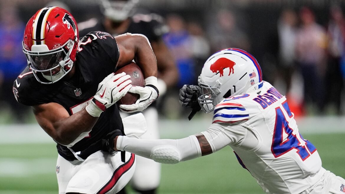 LeBron James, fãs da NFL animam Bijan Robinson após TD de 81 jardas contra os Bills