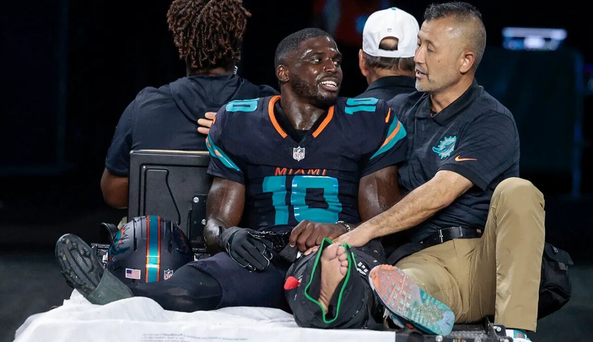 Lesões de Tyreek Hill reveladas após ser levado de maca contra os Jets.