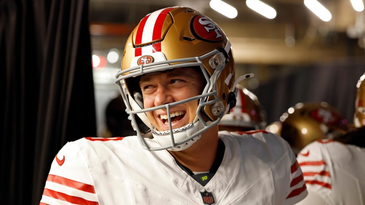 Mac Jones Usa Terno Bicolor em Vídeo Antes do 49ers vs. Rams em Meio à Lesão de Brock Purdy