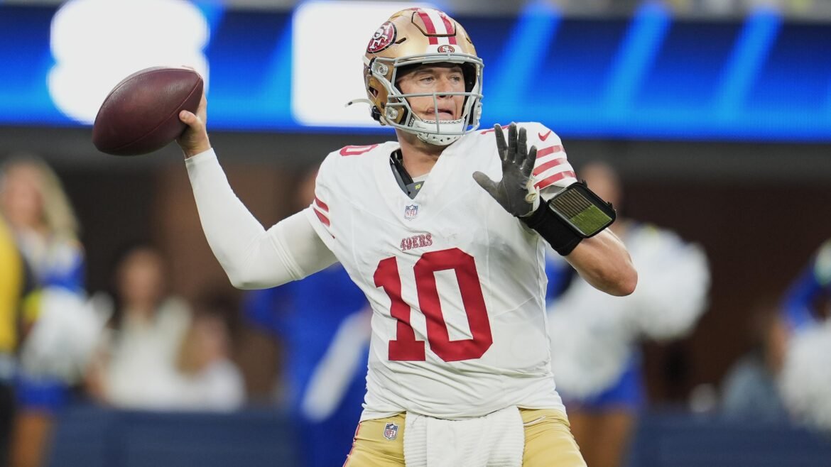Mac Jones diz que Brock Purdy continua sendo o QB1 dos 49ers, apesar de seu bom desempenho como reserva.