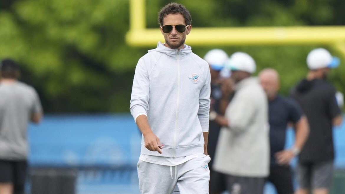 Mike McDaniel dos Dolphins Critica Rumores 'Infundados' de Trocas da NFL Antes do Prazo de 2025