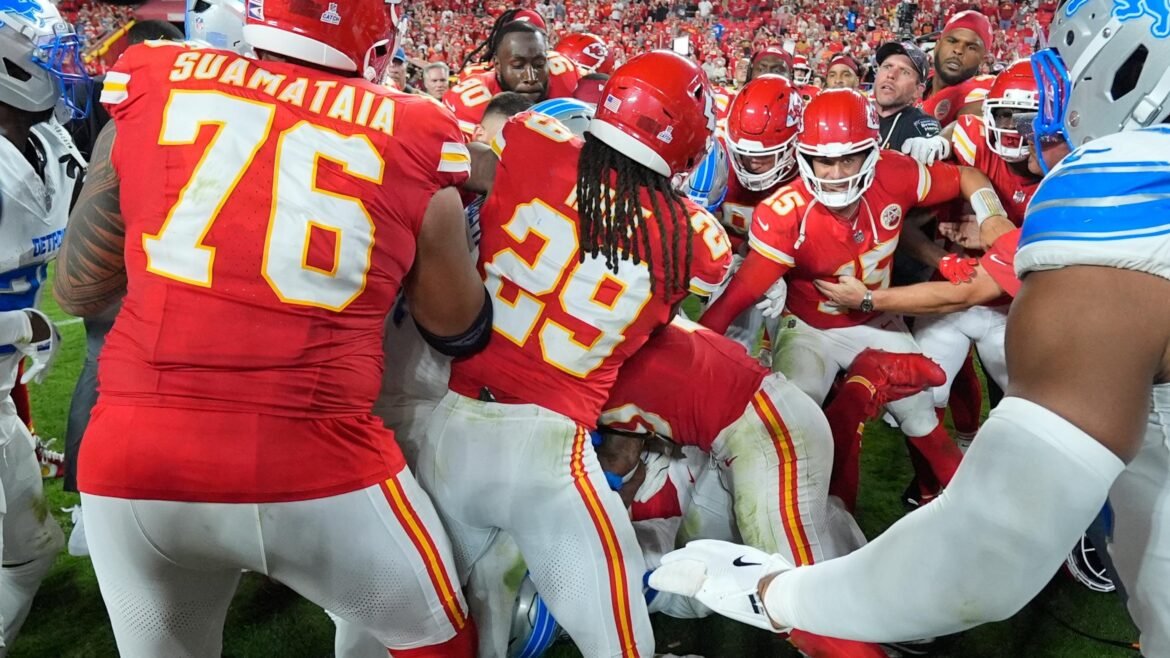 NFL Está Supostamente Revisando a Briga entre Brian Branch e JuJu, e Suspensão é 'Certamente Possível'