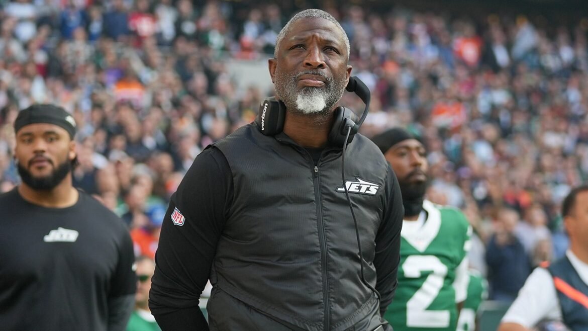 Notícias da NFL: Aaron Glenn não confirma Fields como titular dos Jets após a primeira vitória.