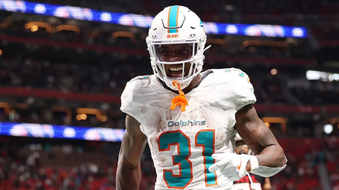 Ollie Gordon II, do Dolphins, furioso após penalidade