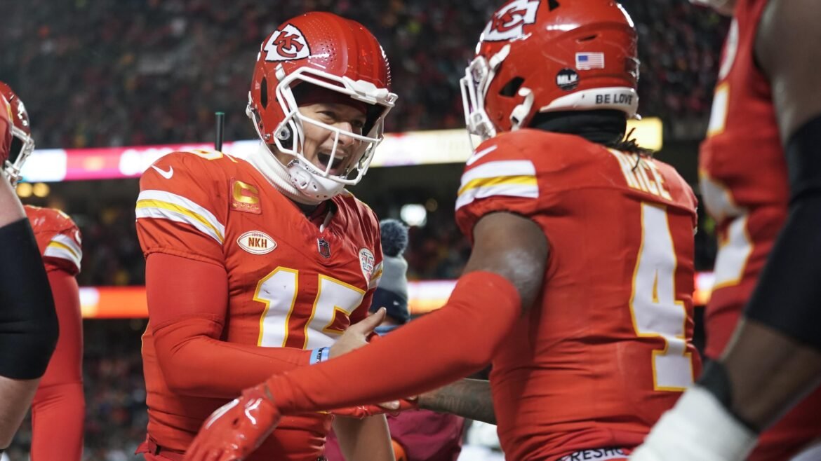 Patrick Mahomes e Rashee Rice Empolgam os Fãs da NFL enquanto os Chiefs Dominam Geno Smith e os Raiders
