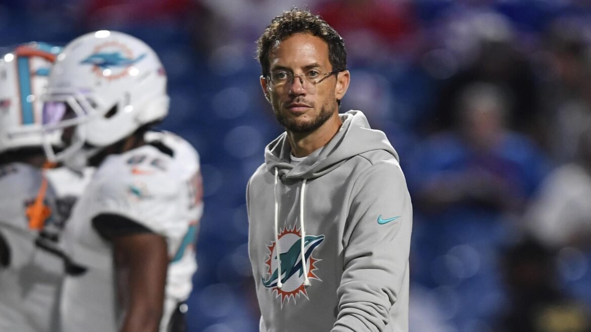 Proprietário dos Dolphins Supostamente Não Estaria 'Com Pressa para Demitir McDaniel' Apesar da 'Decepção'