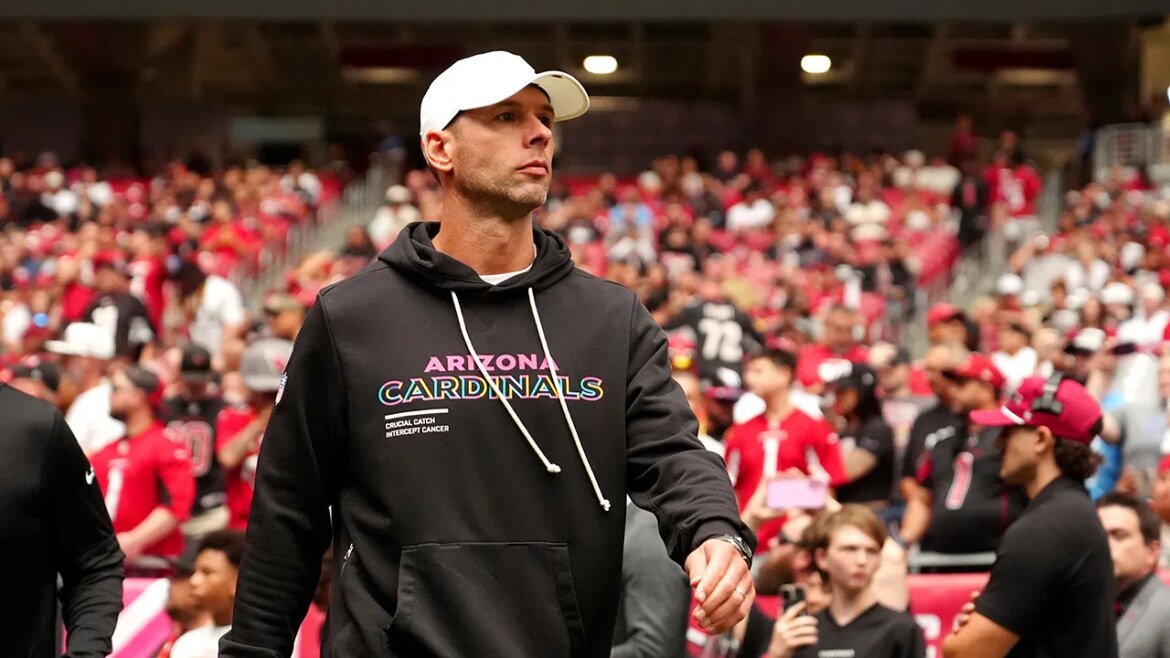 Técnico dos Cardinals chama a atenção da NFLPA ao aparentar atingir jogador