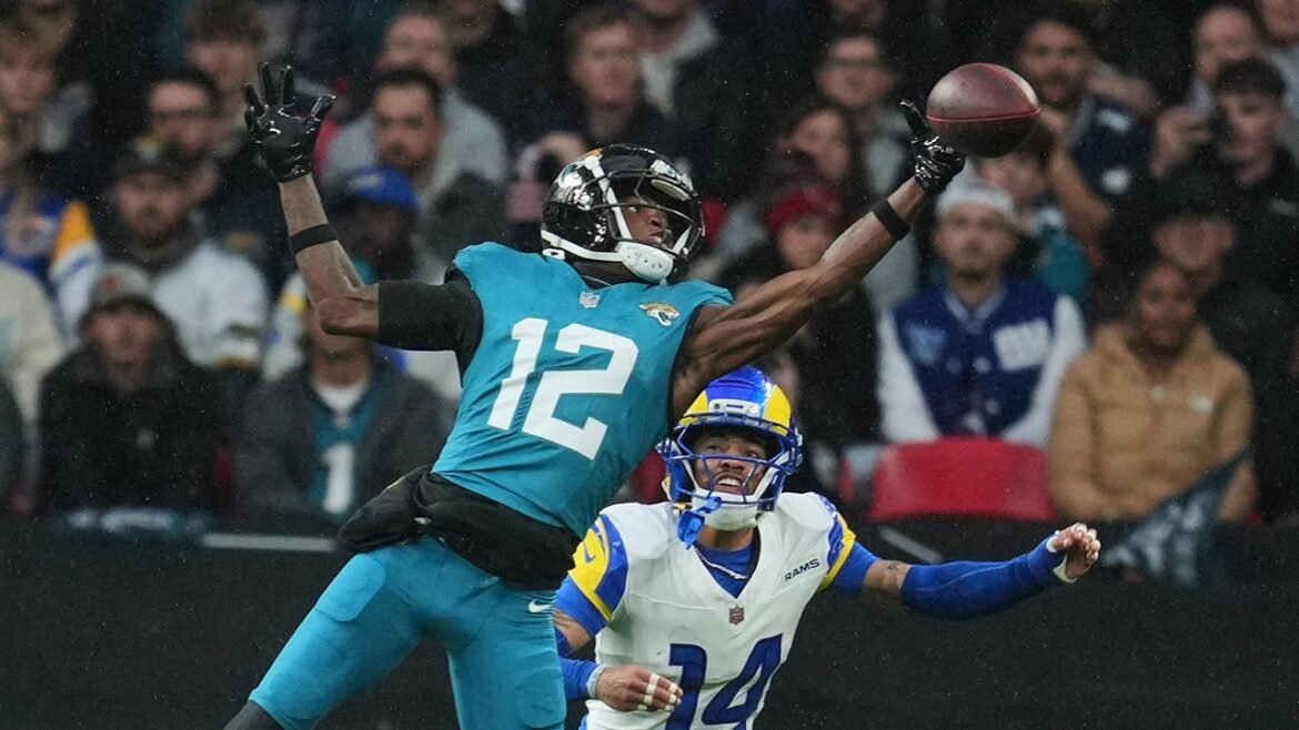 Travis Hunter, do Jaguars, marca seu primeiro touchdown na carreira.