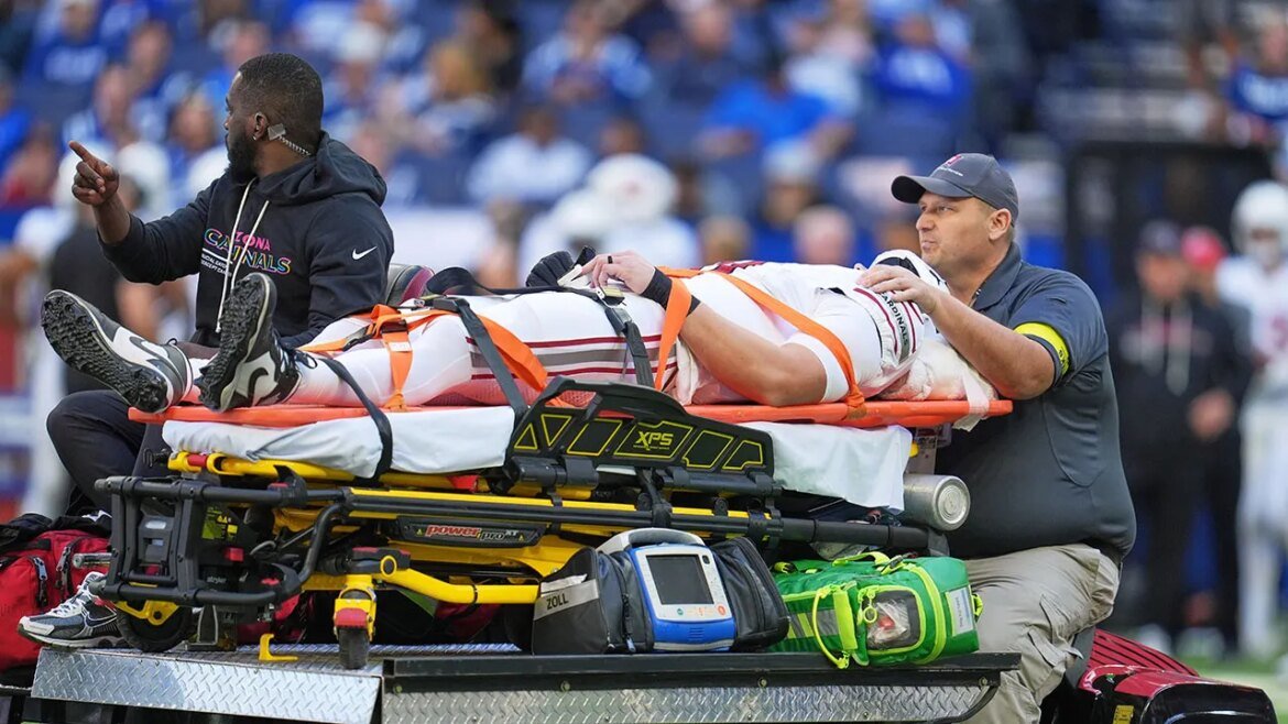 Travis Vokolek, do Cardinals, deixa o campo em maca após lesão no pescoço