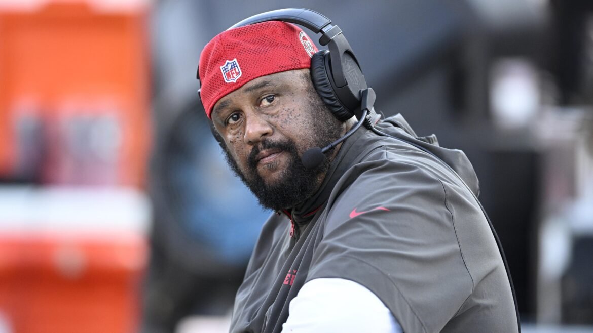 Treinador de RB dos Bucs, Skip Peete, em Estado Estável Após Episódio Médico Durante o Treino