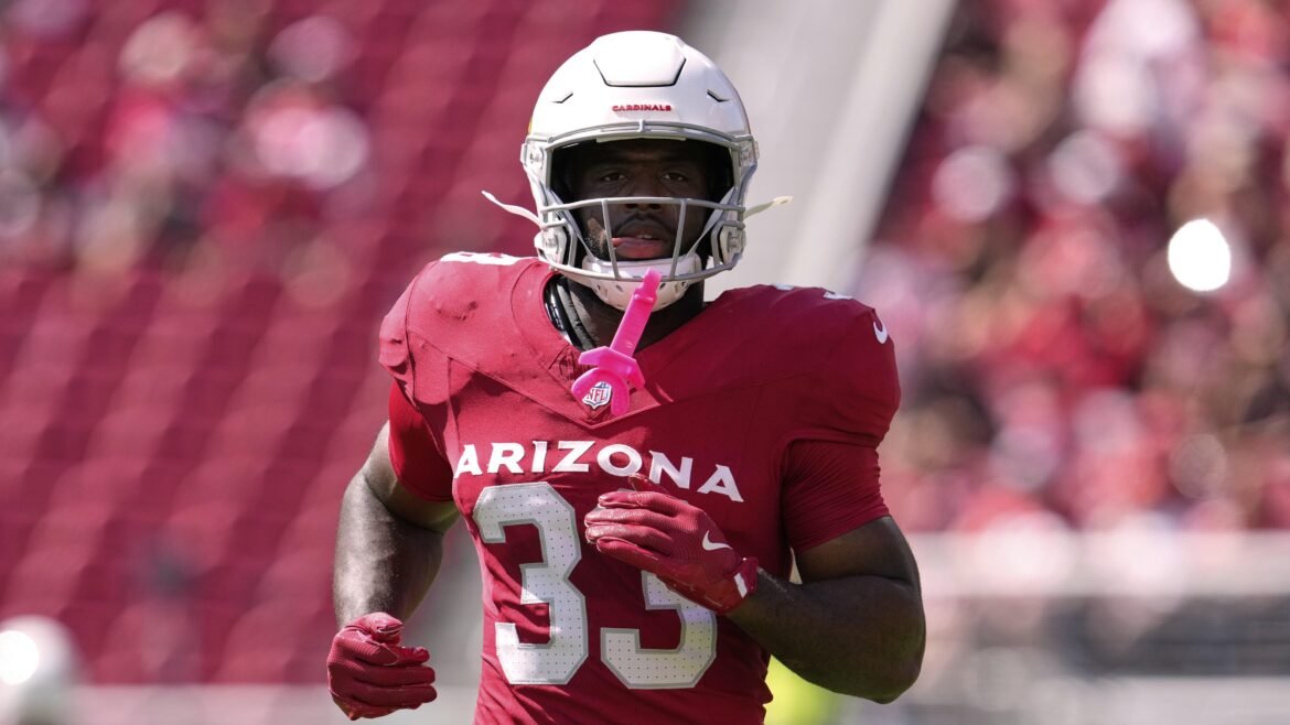 Trey Benson Colocado na IR com Lesão no Joelho, Perspectiva Atualizada de Fantasy para os RBs dos Cardinals