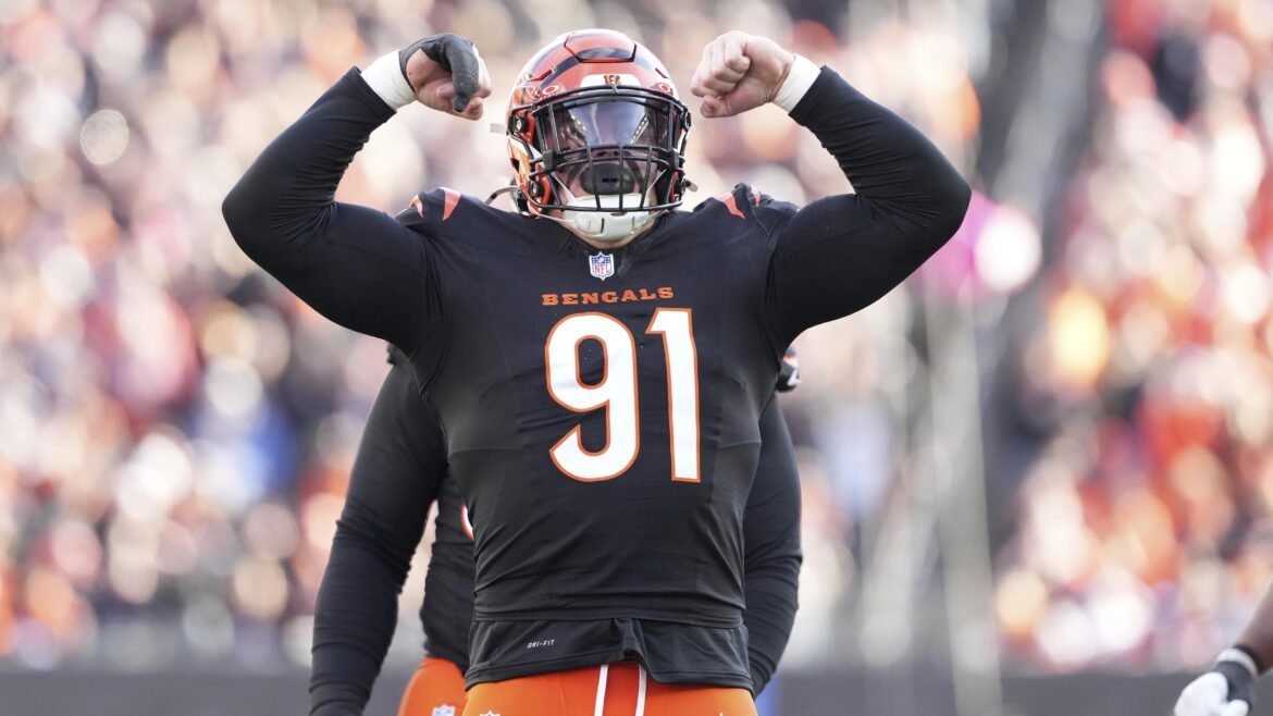 Trey Hendrickson relacionado a troca com os 49ers por insider da NFL após lesão no joelho de Nick Bosa