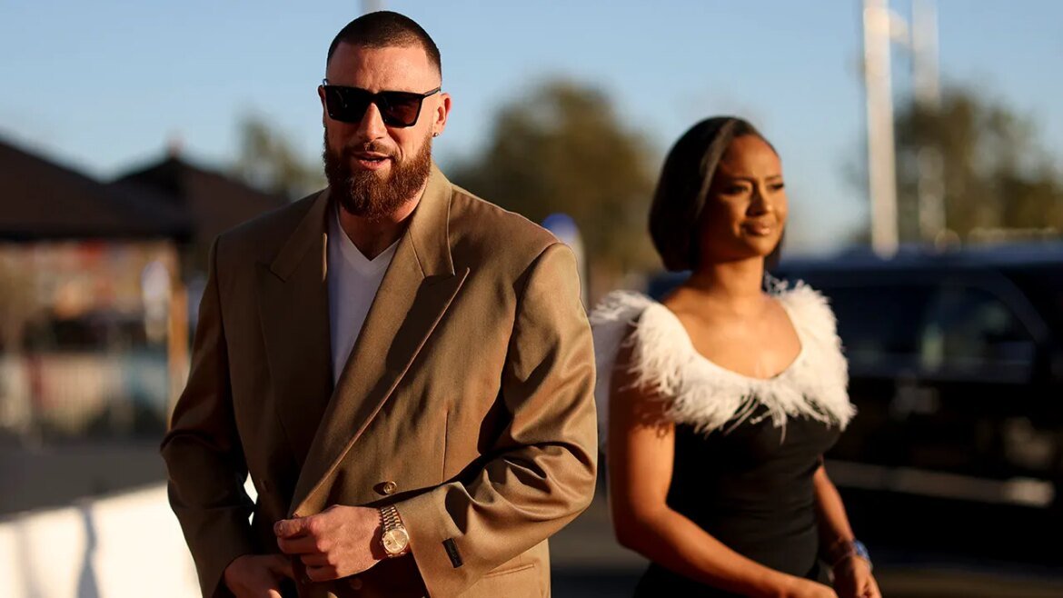 A ex de Travis Kelce, Kayla Nicole, diz que amadureceu após antigos tweets gerarem reações negativas.