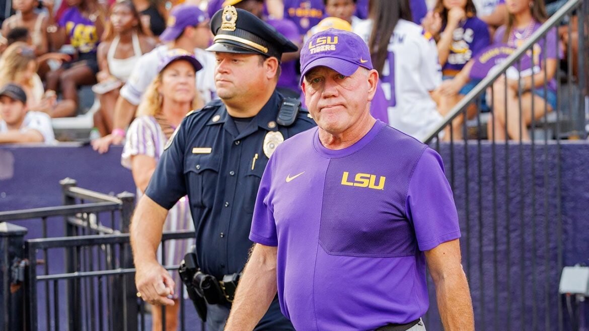 Brian Kelly processa a LSU por compra de $54 milhões após rescisão de contrato.