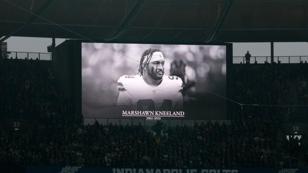 Cowboys Homenagearão Marshawn Kneeland com Adesivos de Capacete Criados por Colegas de Equipe e Mais