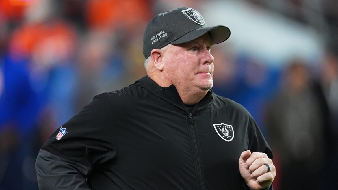 Insider da NFL Revela 'Disfunção' de Chip Kelly com os Raiders, OC Errou Chamadas de Jogadas