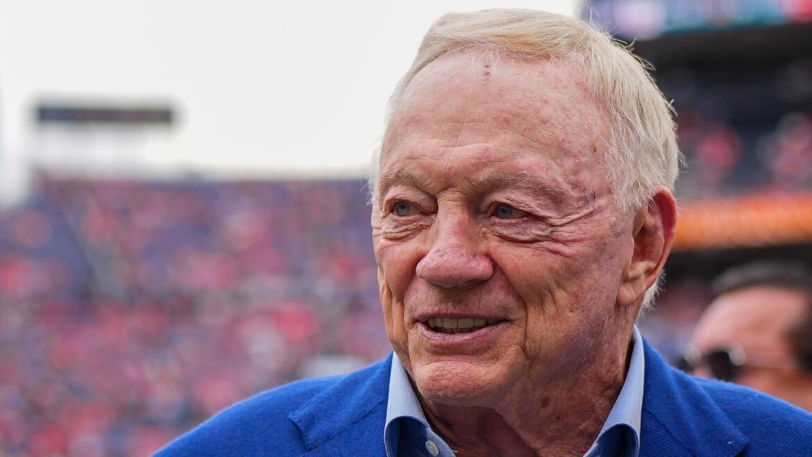 Jerry Jones e Cowboys Alvo de Zoação de Fãs por Troca com Quinnen Williams em Meio a uma Sequência de Derrotas
