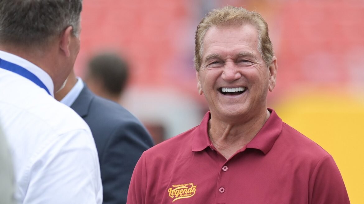 Joe Theismann reage ao retorno dos Commanders ao local do RFK, com o nome de Trump nele
