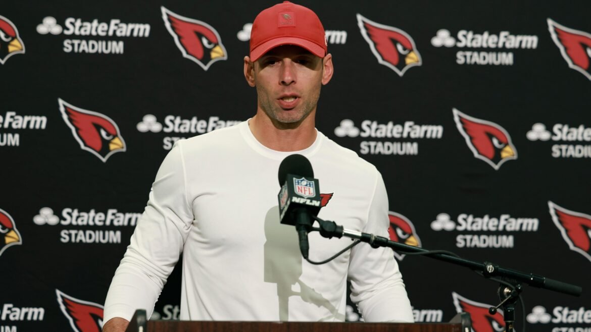 Jonathan Gannon Será Demitido? Insiders da NFL Falam Sobre a Segurança no Emprego do Treinador dos Cardinals