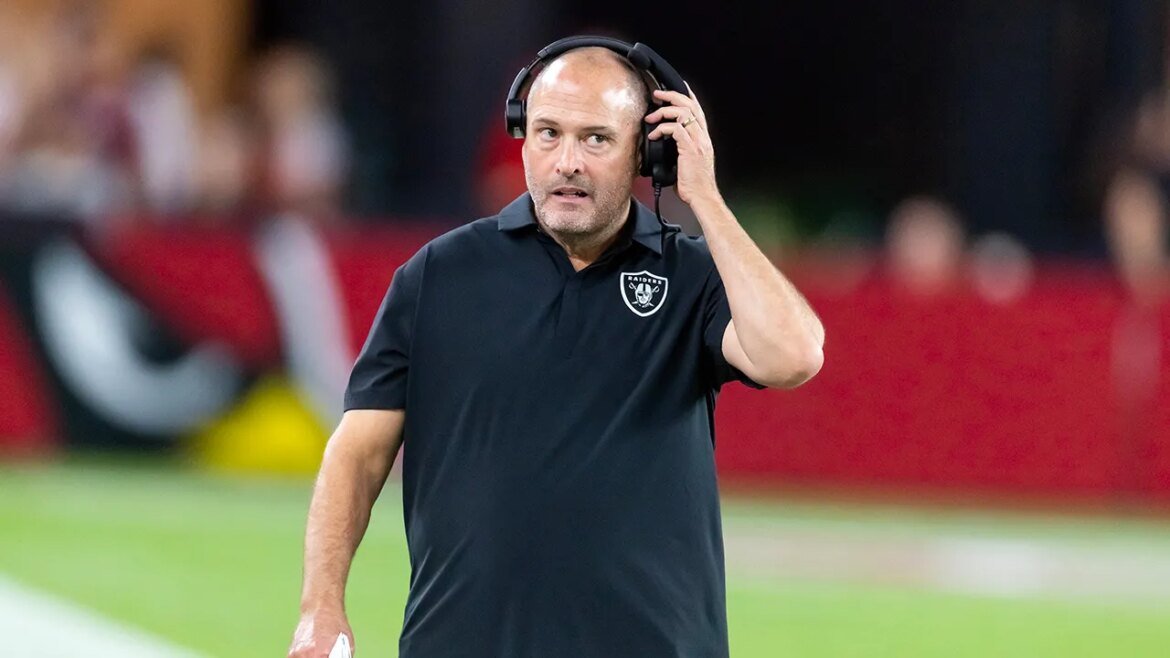 Notícias da NFL: Raiders demitem coordenador de times especiais após derrota para os Broncos.