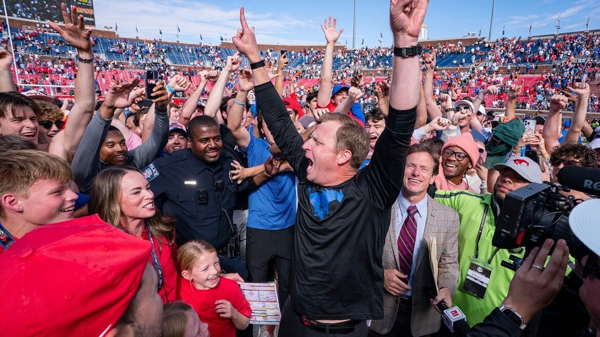 Notícias do futebol americano universitário: SMU surpreende o No 10 Miami com vitória dramática por 26-20 na prorrogação.